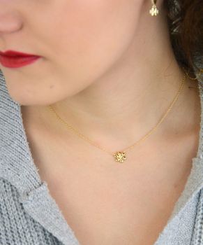 Elegancki naszyjnik damski Nomination Italy z kolekcji Petit Sparkle. Srebro 925 pozłacane 18K złotem, ozdobny kwiatek zdobiony cyrkoniami. Regulowana długość 38–44 cm. Idealny prezent z certyfikatem autentyczności (3).JPG